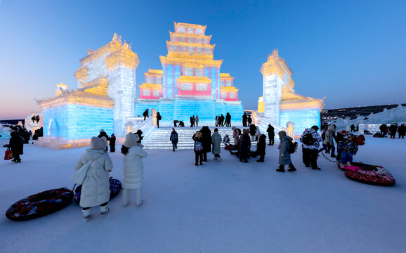 夜幕中冰雪大世界灯光璀璨