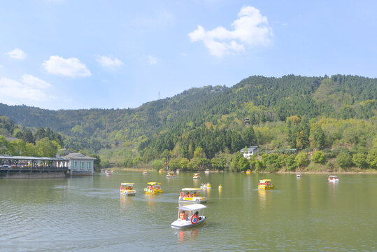 成都金龙湖风景区湖面游船