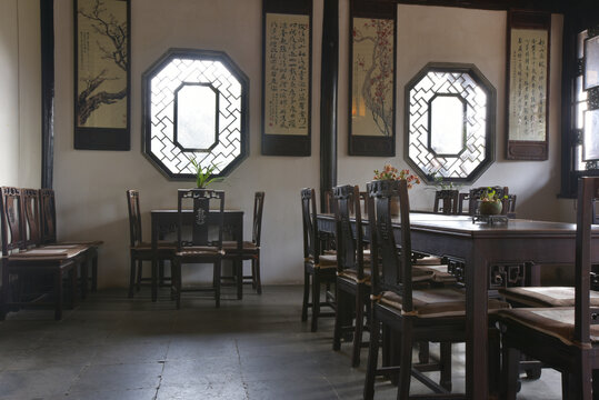 苏州狮子林景区的中式传统桌椅