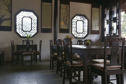 苏州狮子林的中式传统桌椅