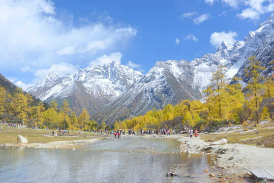 阿坝毕棚沟燕子岩窝雪山溪流