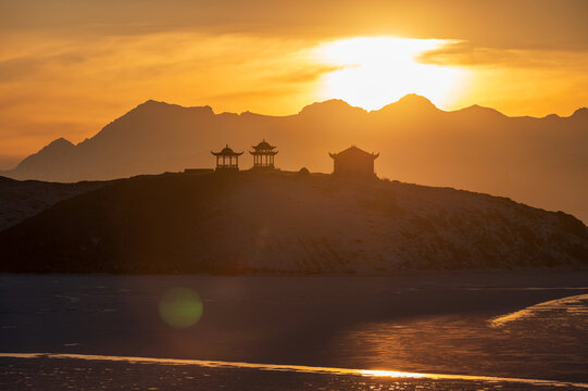 冬季新疆赛里木湖日落风景