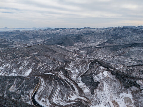 济南彩西路劈山雪景