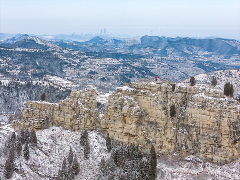 济南彩西路劈山雪景