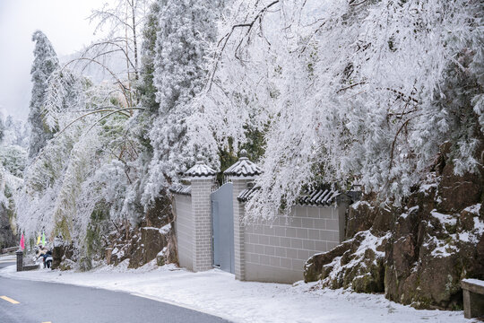 冬季雪后登山赏雾凇美景