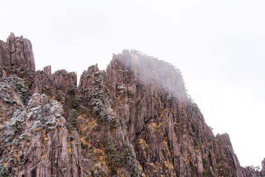 游览黄山景区欣赏奇峰云海等美景