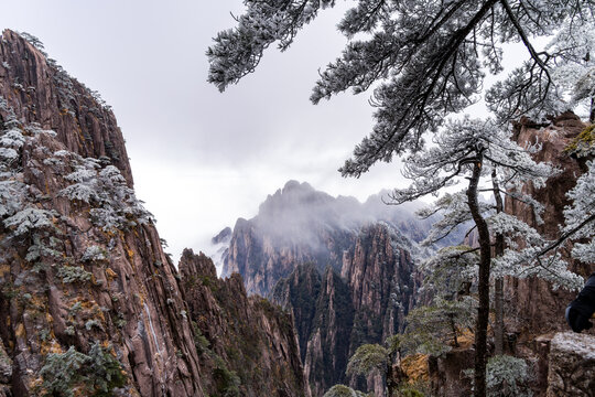 黄山景区的群山美景户外风光