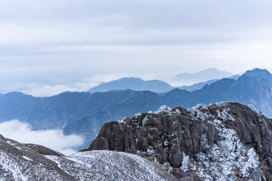 山峰云海风光