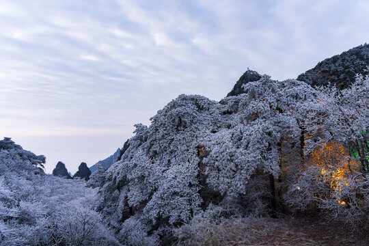 冬季的山上覆盖白雪