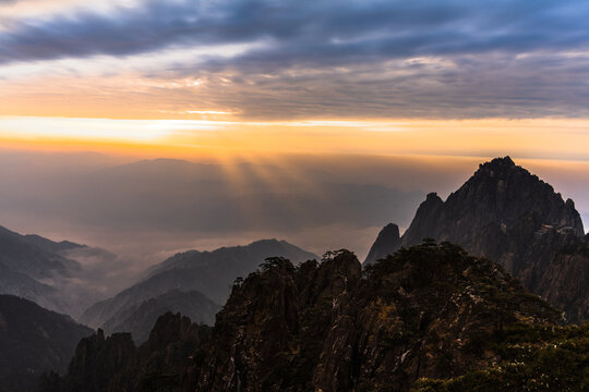 游黄山景区到山顶看日出