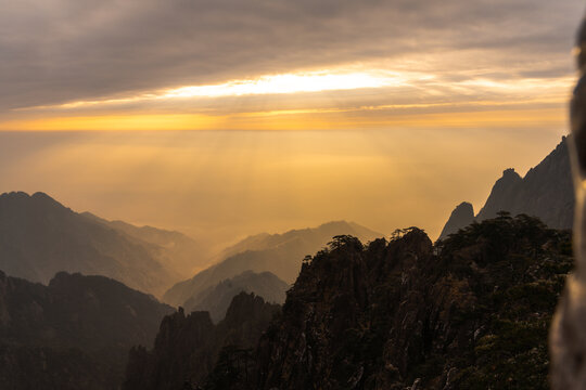 游黄山景区到山顶看日出