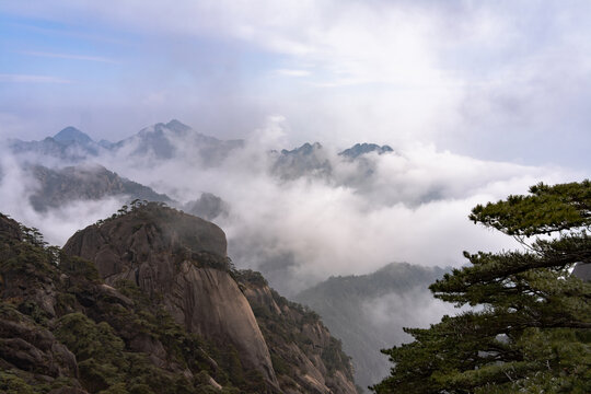 登山看云海风光