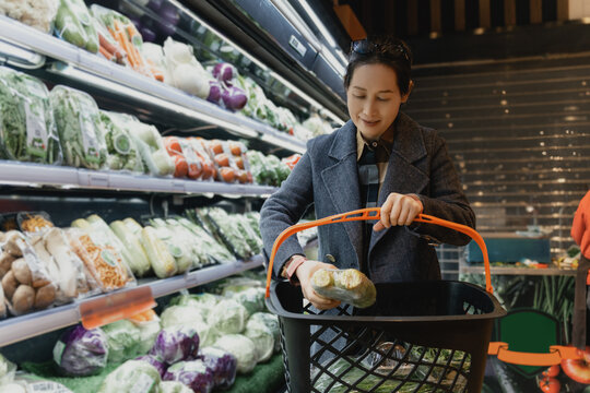 超市食材挑选的亚洲女性