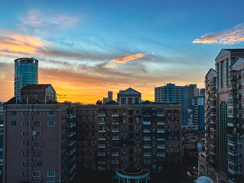 城市傍晚晚霞天空