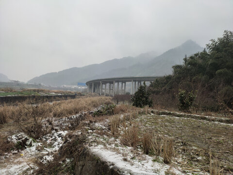 家乡的雪与高架桥