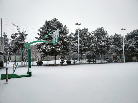 篮球场雪景