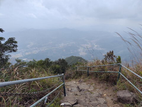 信宜石根山登山路