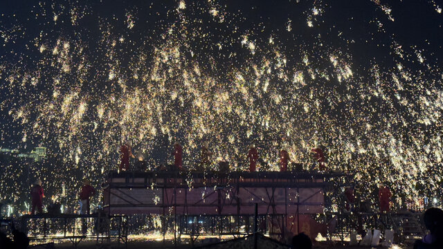 打铁花表演