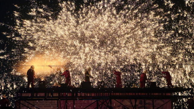 打铁花表演