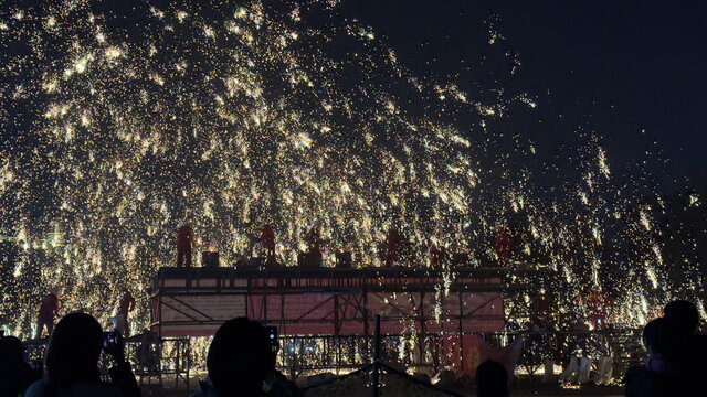 打铁花表演