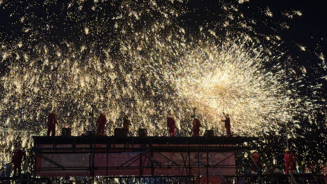 打铁花表演