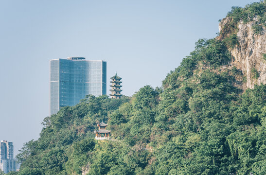 高楼旁山峰上的塔柳州城市山景