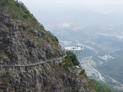 信宜石根山玻璃栈道航拍图