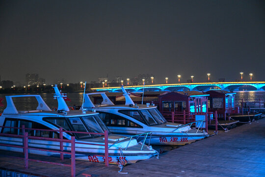 中国开封汴西湖夜景码头游船
