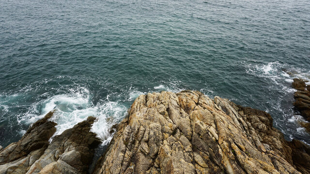 海浪与礁石