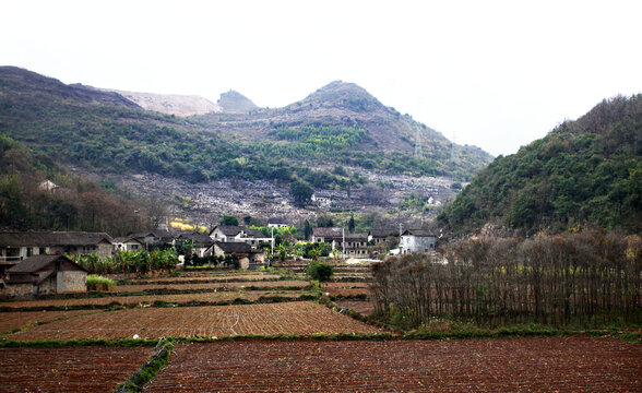 雨补鲁天坑风光