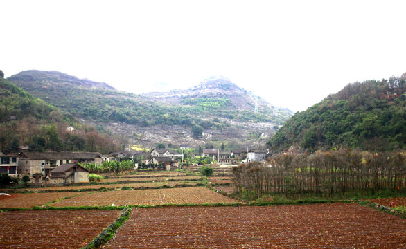 雨补鲁天坑风光