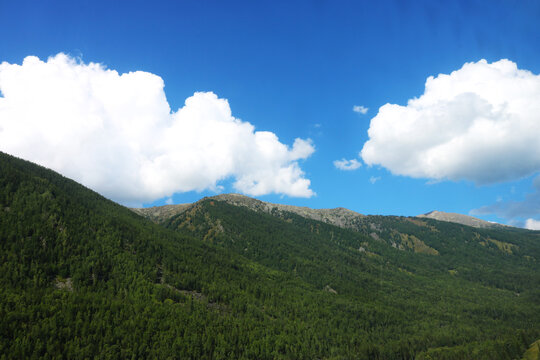 白云与群山