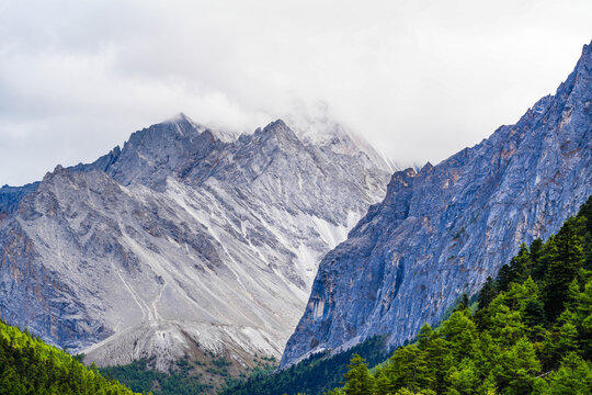 稻城亚丁景区雪山