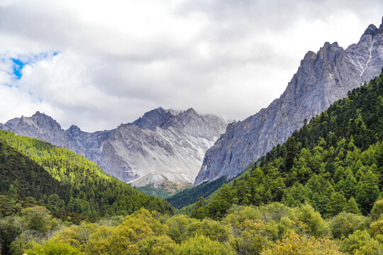 稻城亚丁景区雪山