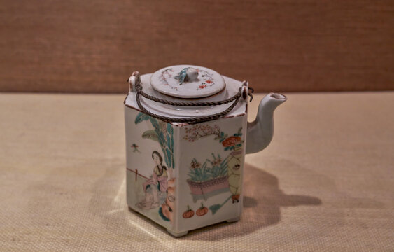 清代粉彩人物茶壶