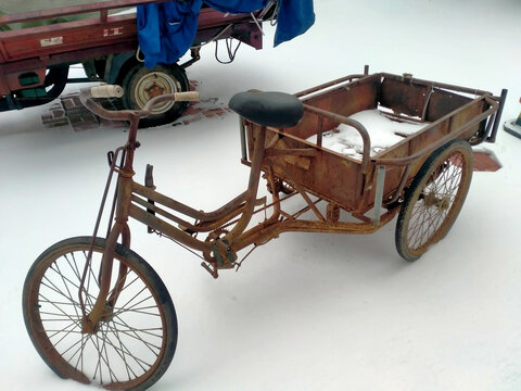 雪地里一辆破旧的三轮车