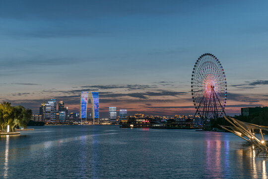 苏州金鸡湖东方之门摩天轮夜景