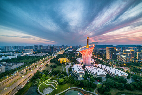 武汉光谷新能源大楼傍晚夜景