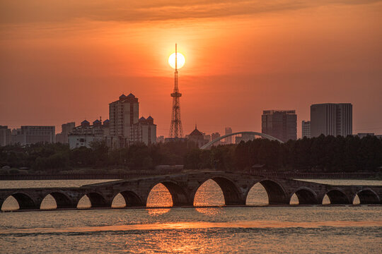 苏州京杭大运河宝带桥日落夕阳