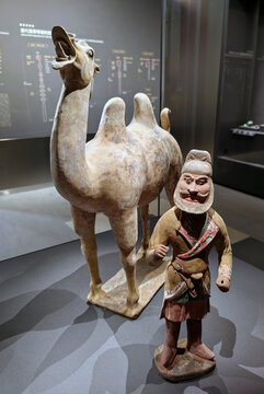 彩绘陶牵驼俑及骆驼