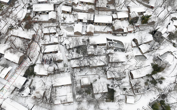 山东枣庄山亭区兴隆庄石板房雪景