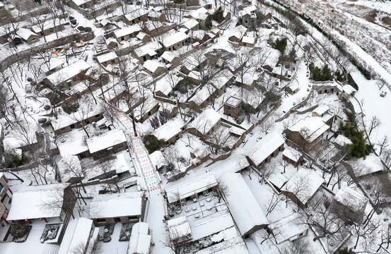 山东枣庄山亭区兴隆庄石板房雪景