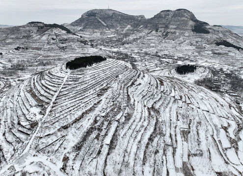 航拍山东枣庄山亭区梯田雪景