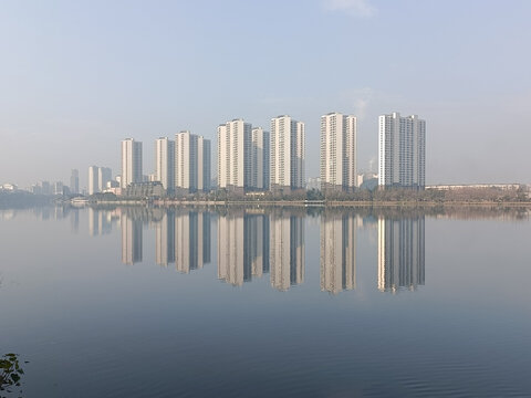 水边高层建筑