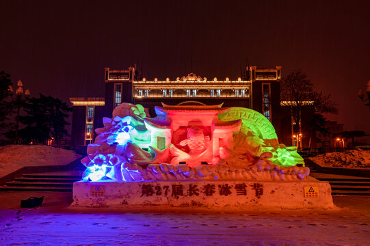 节日里中国长春街道边的雪雕