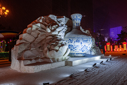 节日里中国长春街道边的雪雕