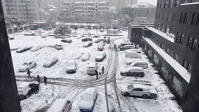 停车场雪景