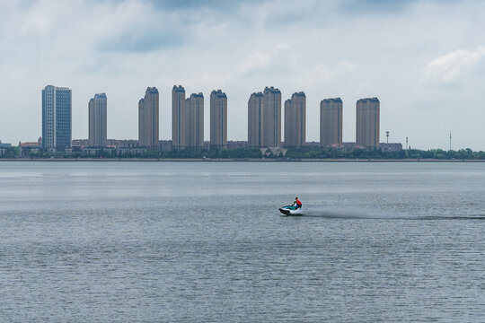 青岛唐岛湾海面上的摩托艇