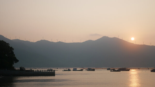 傍晚夕阳下恬静美丽的渔港