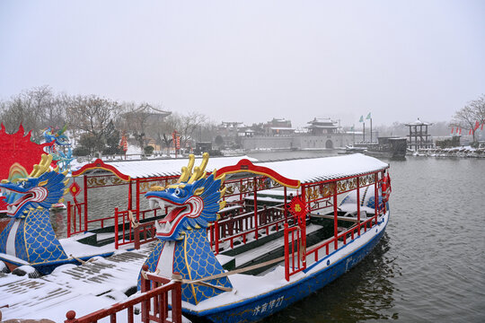 开封清明上河园大雪建筑灯笼雪景